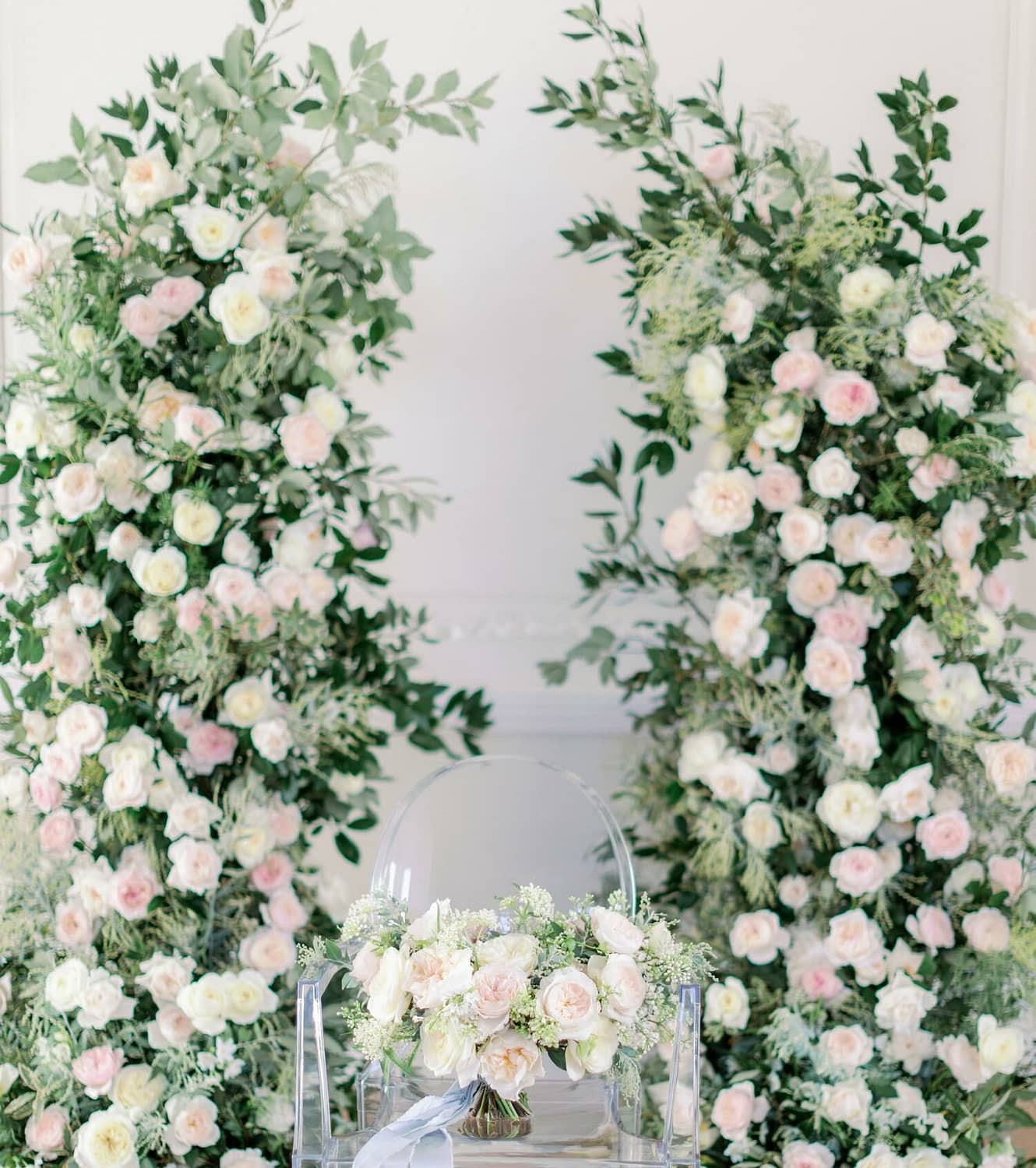 قوس الزفاف الأزهار مع ديفيد أوستن روزيز