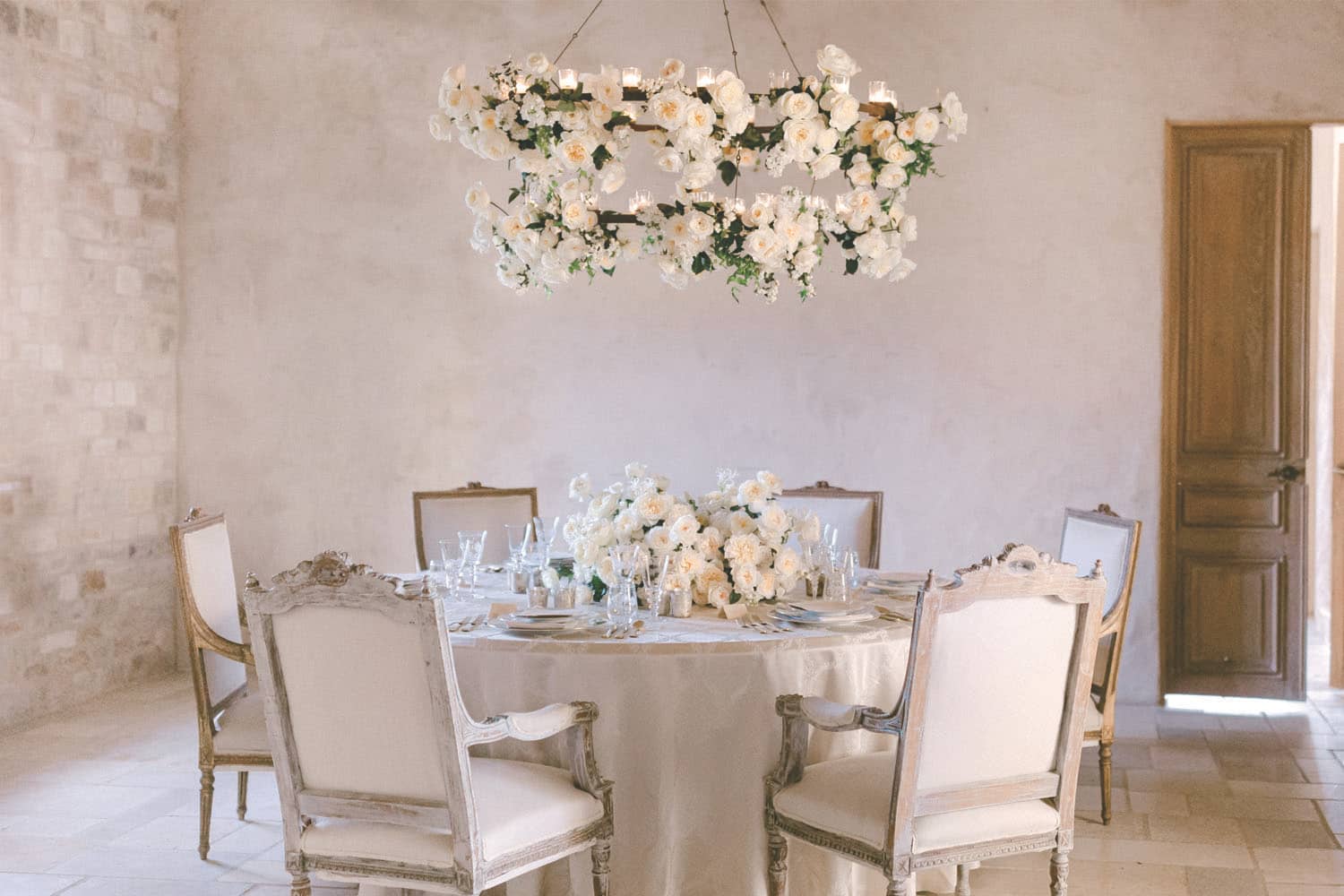 Arrangement de table complet de roses de mariage David Austin