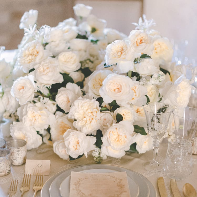 Decoraciones de mesa de boda de rosas blancas