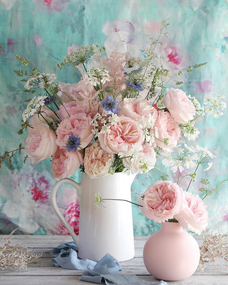 Keira rose dans un arrangement de vase