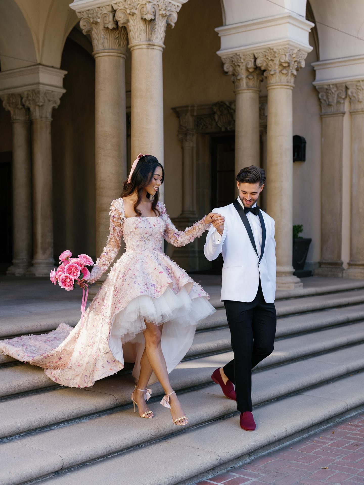 Mariés avec bouquet rose