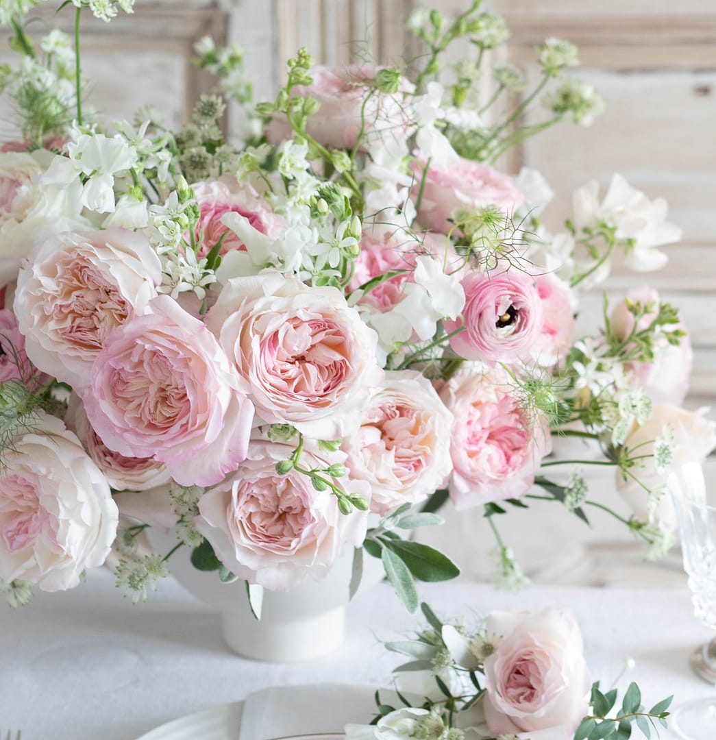 Keira Arreglo floral de rosas para mesa de bodas en urna