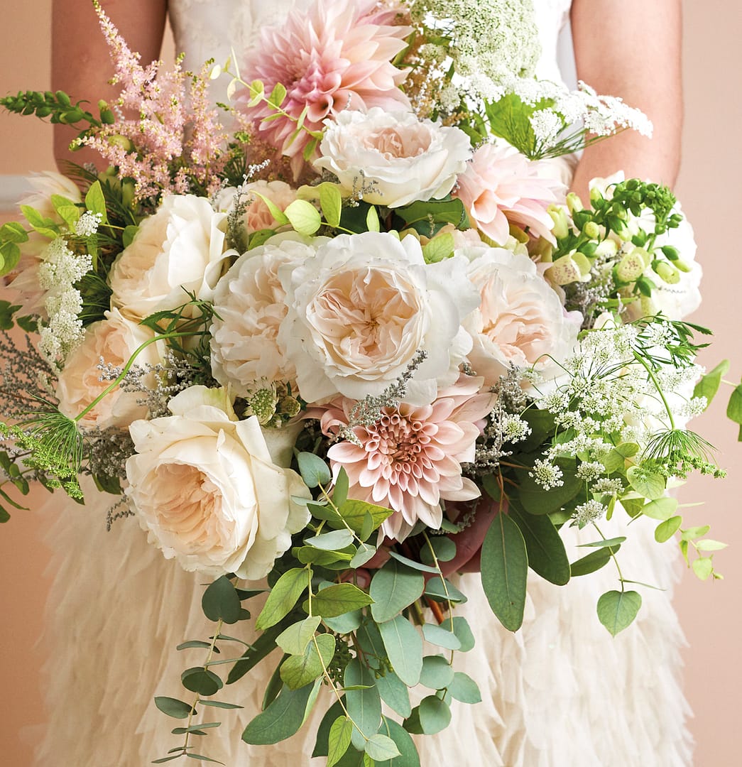 Purity diseño de ramo de boda de rosas ruborizadas