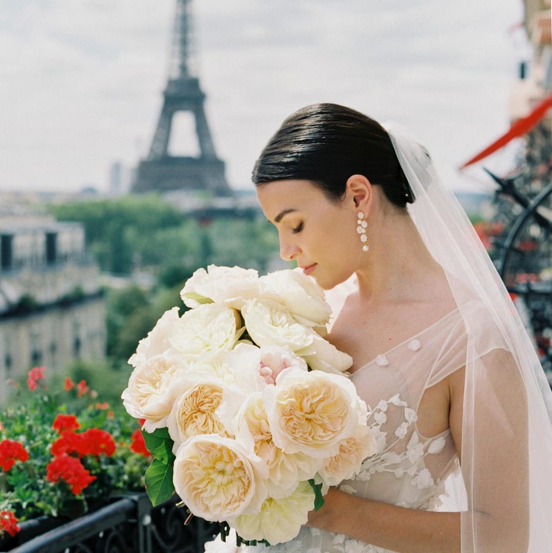 Novia y ramo de novia frente a la Torre Eiffel