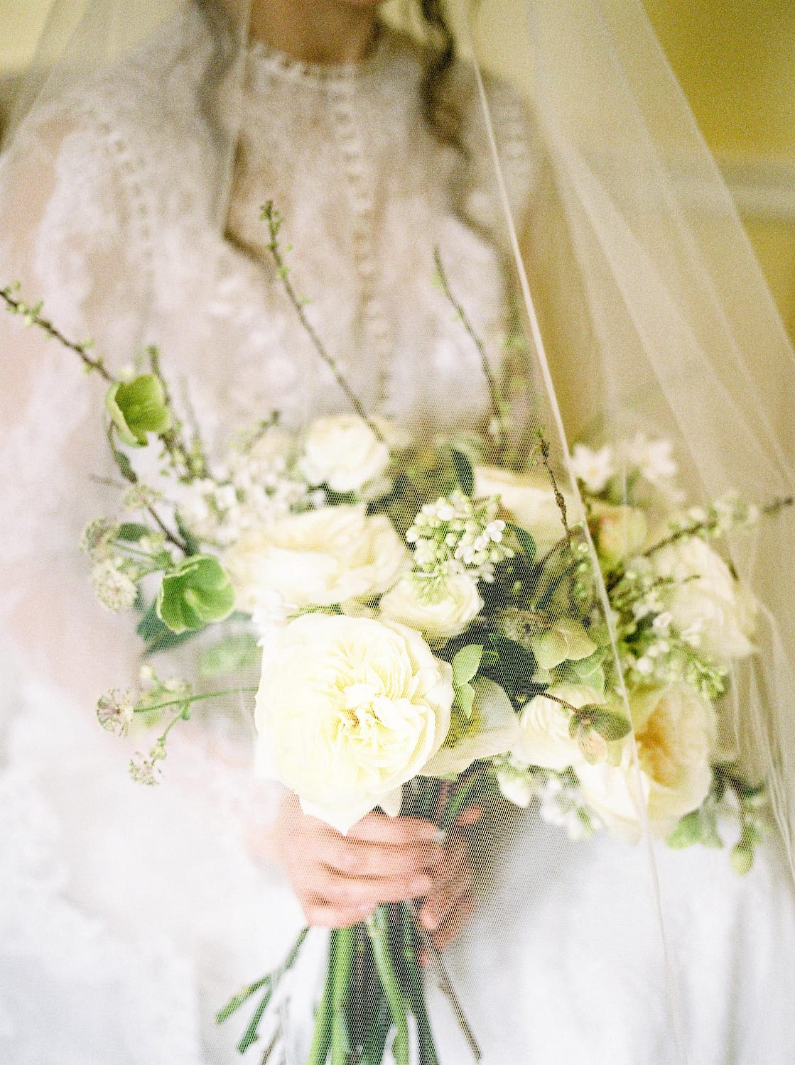 Brautstrauß mit weißen Rosen