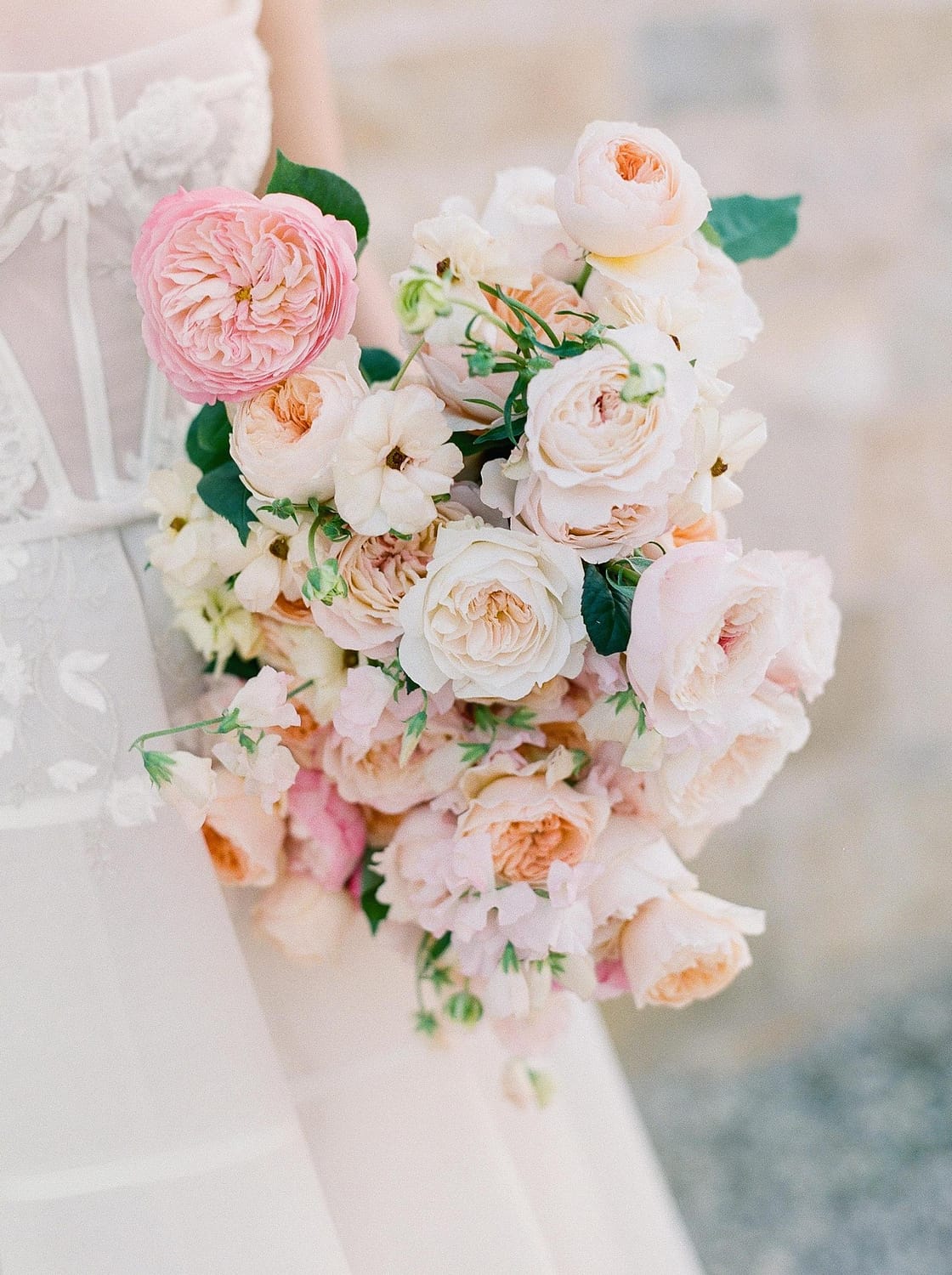 زهور الزفاف البيضاء الوردية