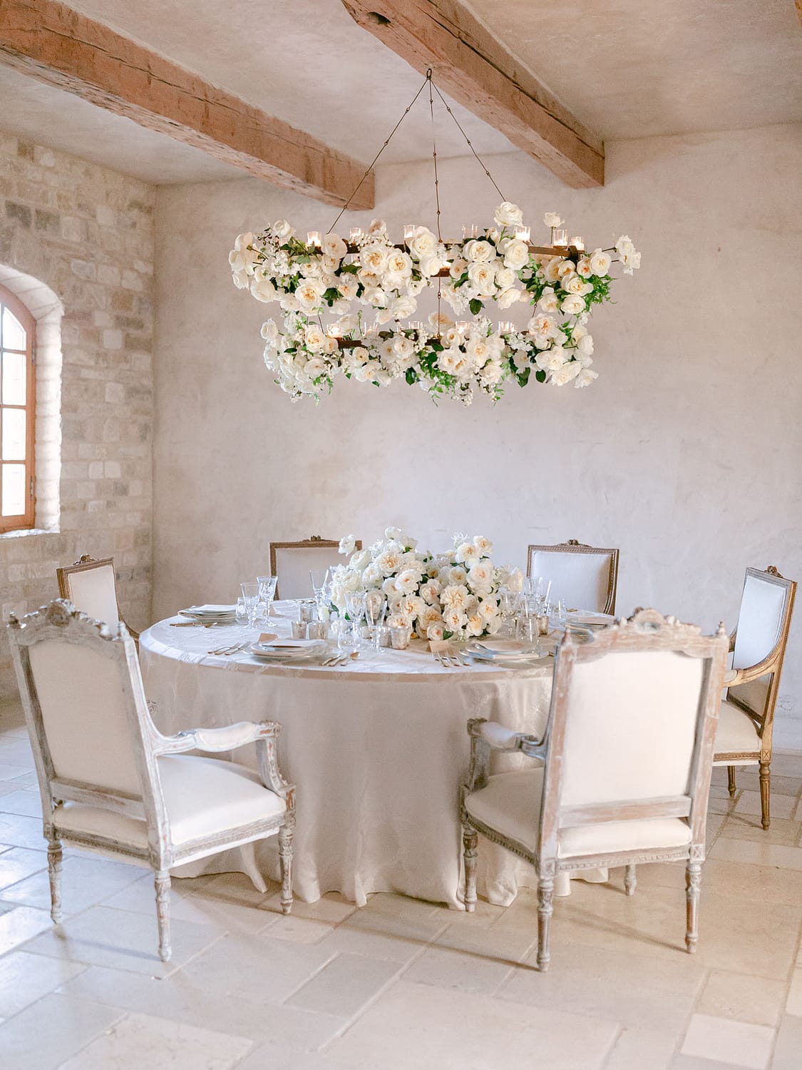 Arrangement de table complet de roses de mariage David Austin