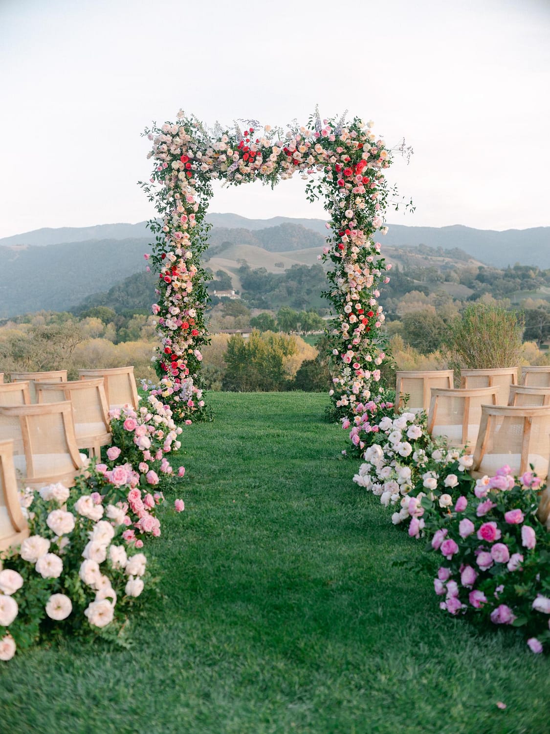 Diseño de arco floral de boda con rosas