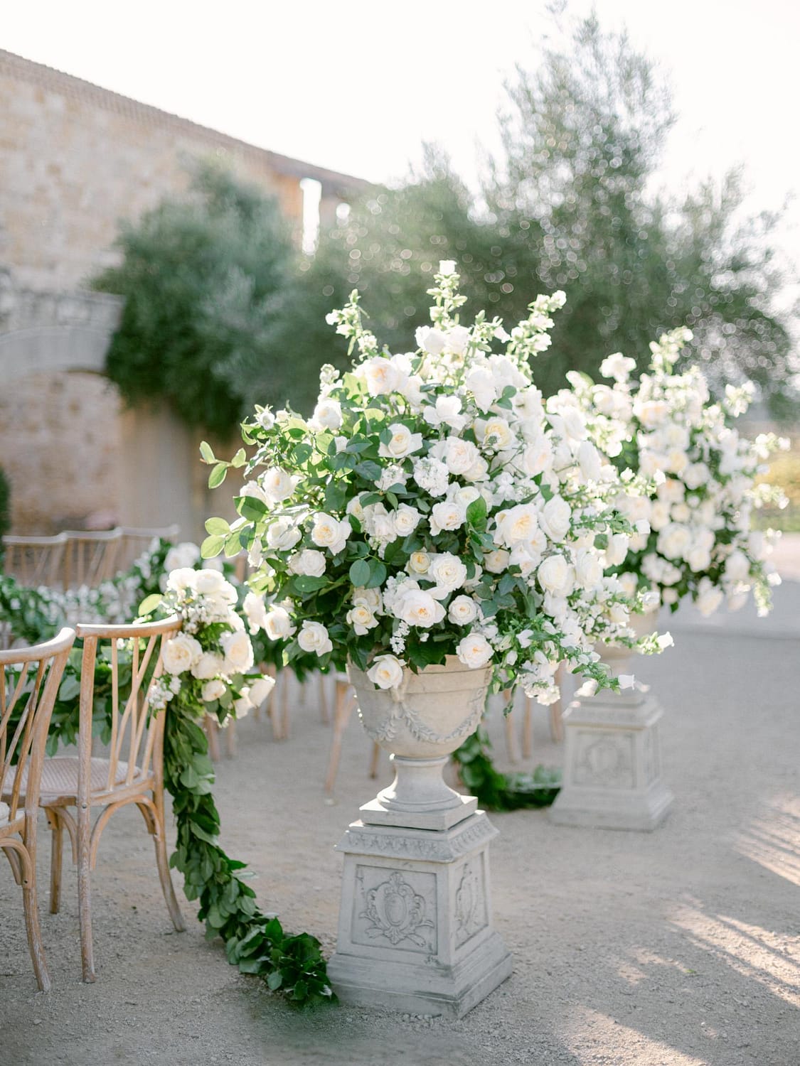 白いバラの結婚式の壷