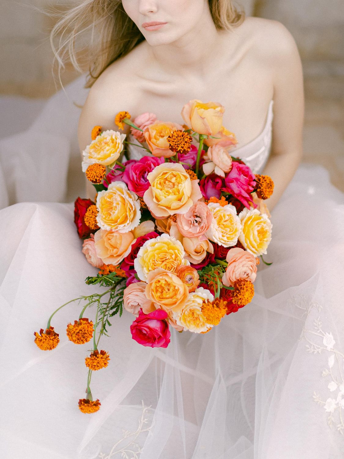 ブライダルブーケのための明るい結婚式の花