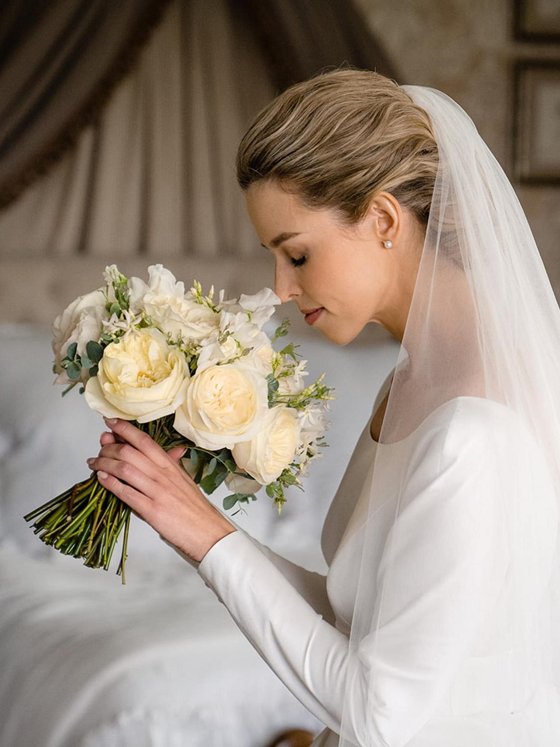 Braut mit weißem Hochzeitsblumenstrauß