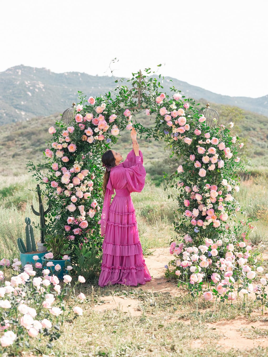 Braut mit Blumenhochzeitsbogen