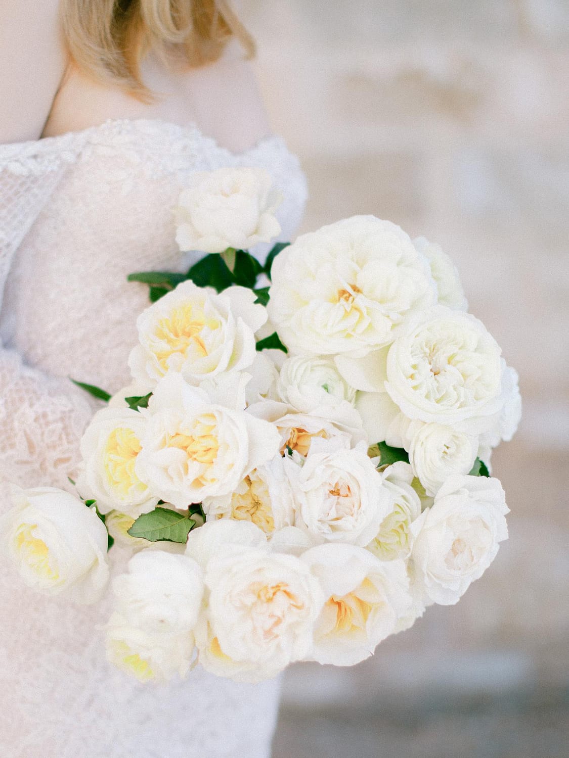 باقة زهور الزفاف البيضاء