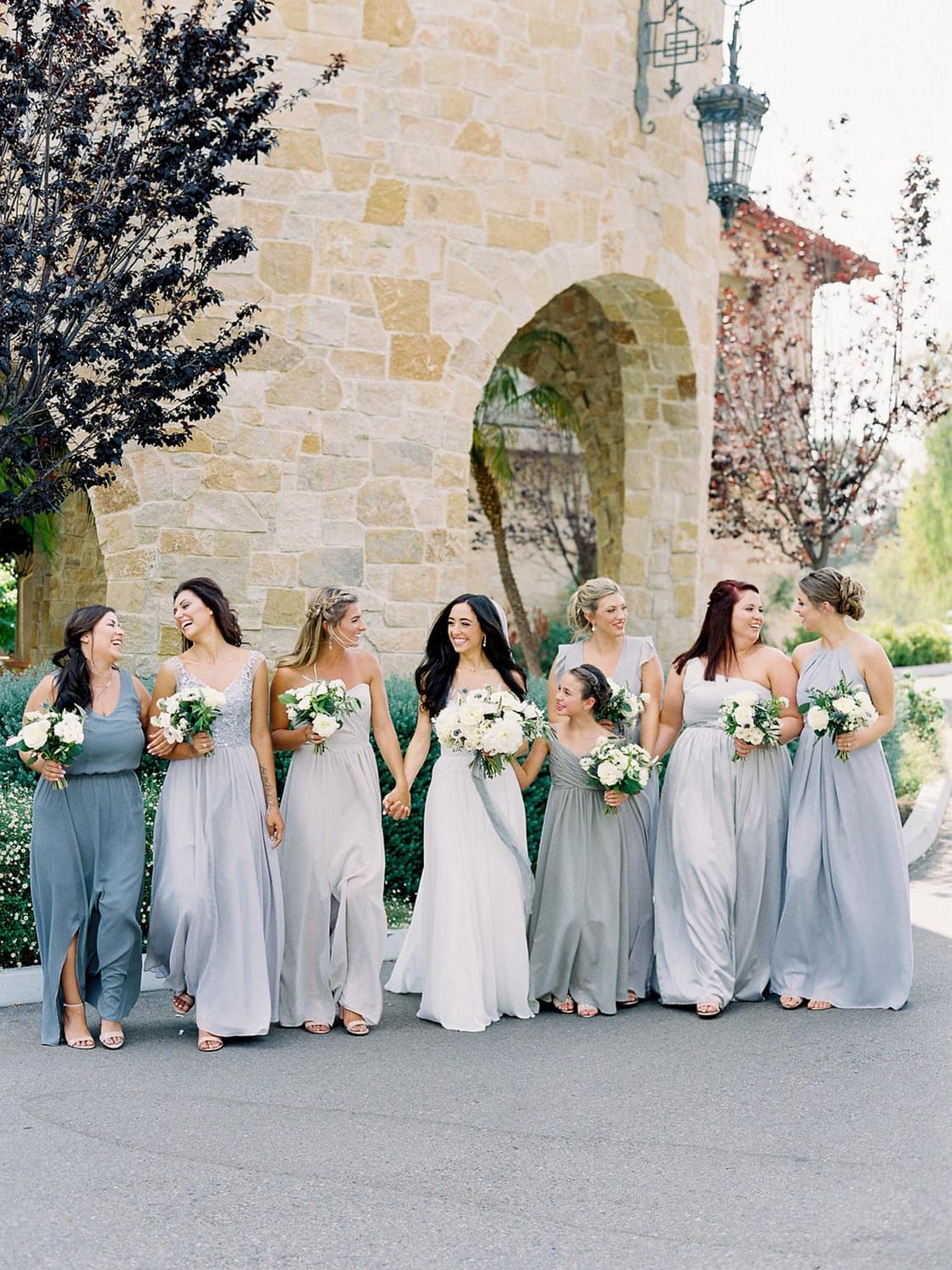 Braut mit Brautjungfern in grauen und silbernen Kleidern
