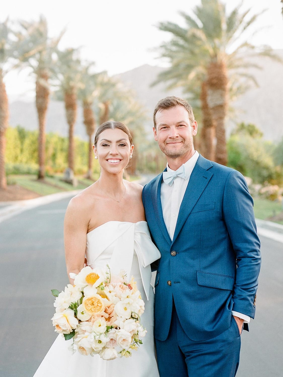 Sposa e sposo al loro matrimonio a Palm Springs