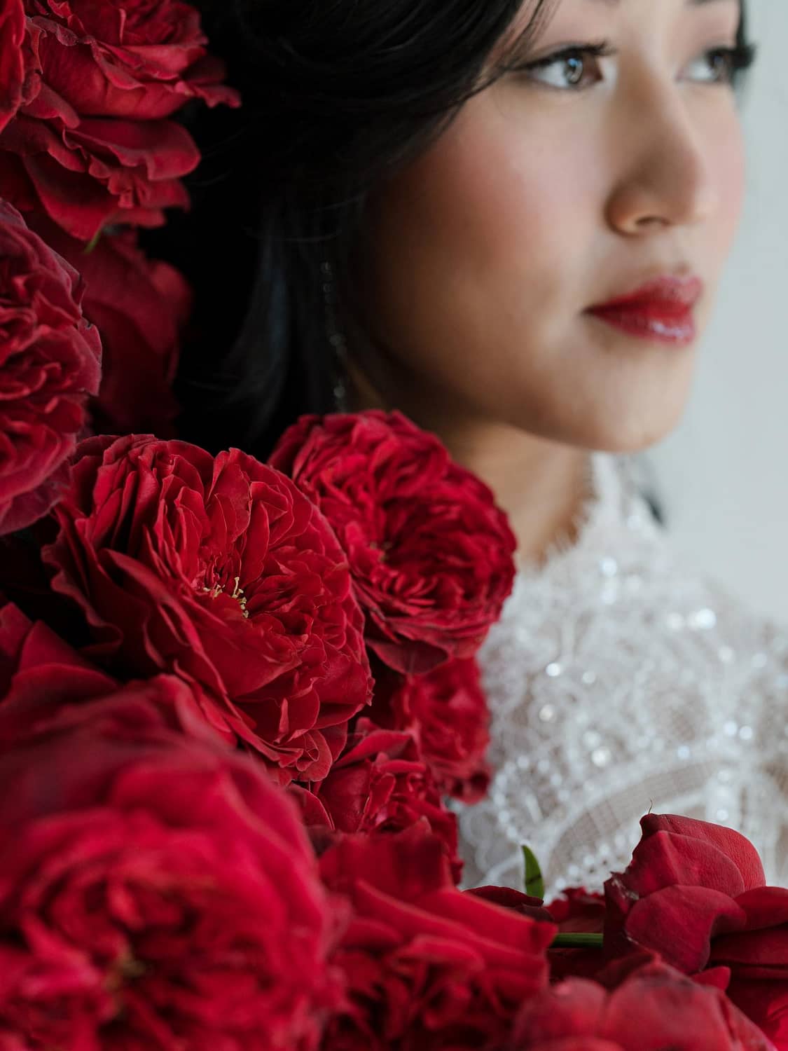 العروس مع الورد الأحمر