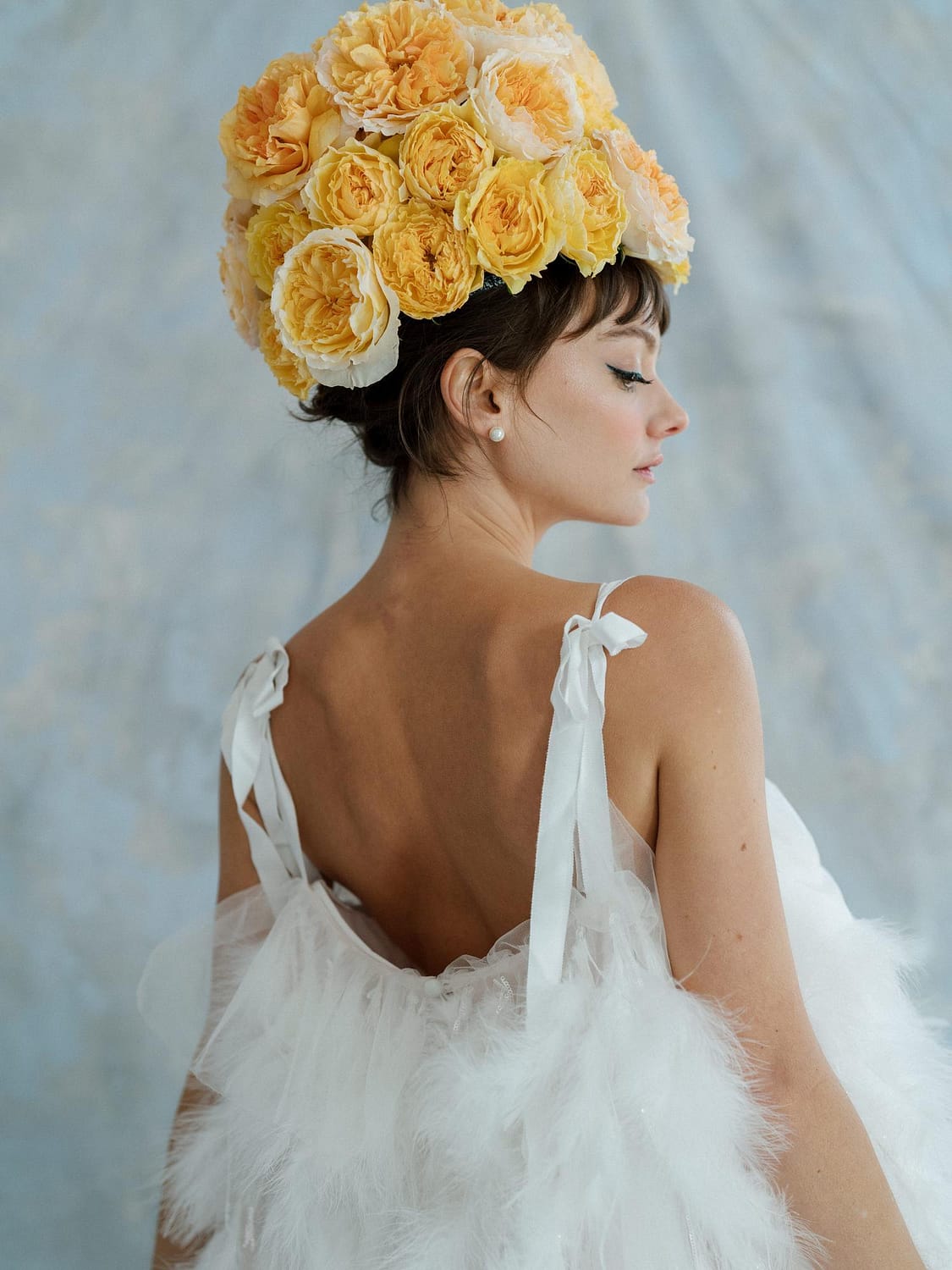 Mode-Editorial mit gelben Hochzeitsblumen