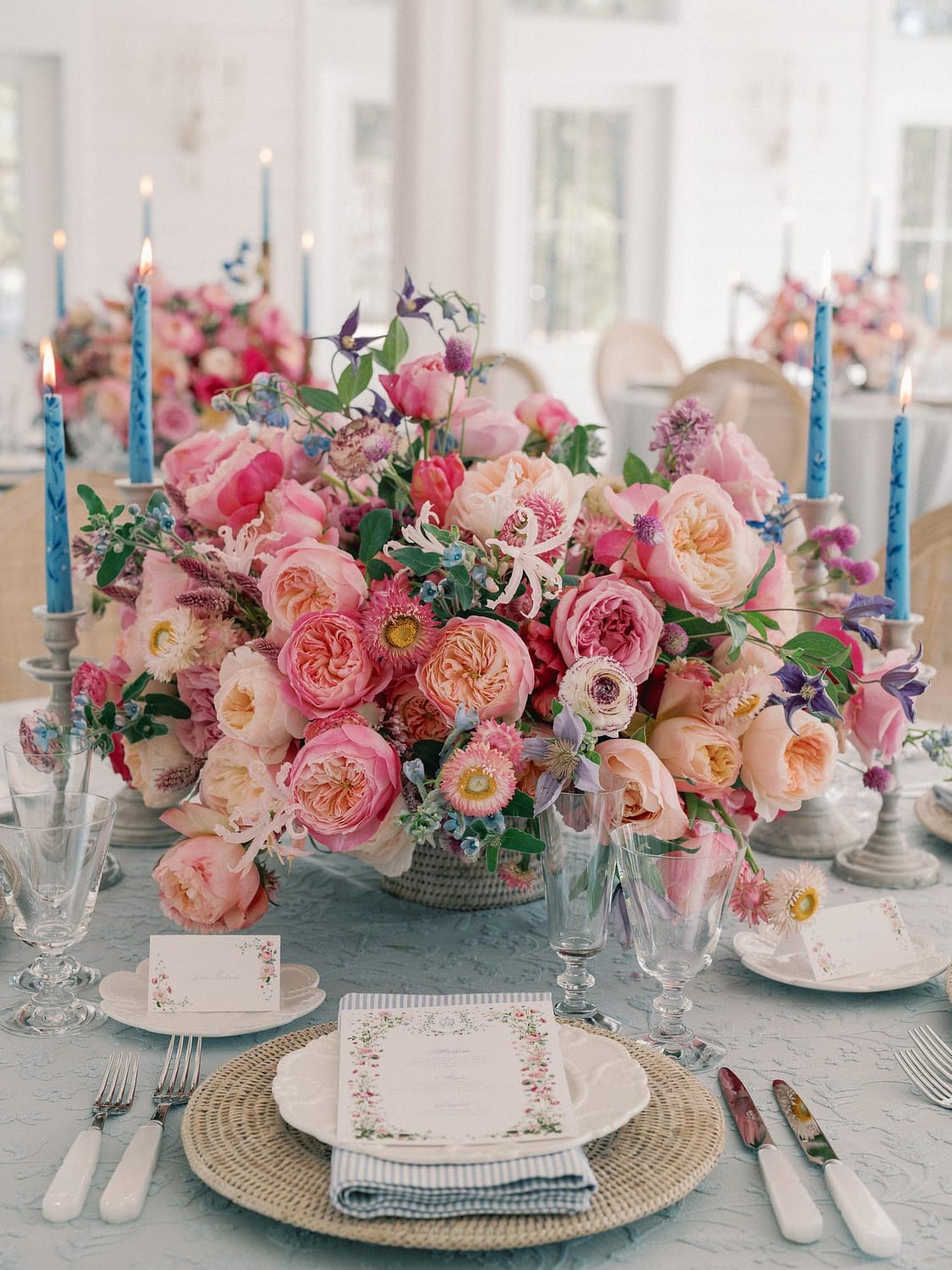 Mesa de boda llena de rosas