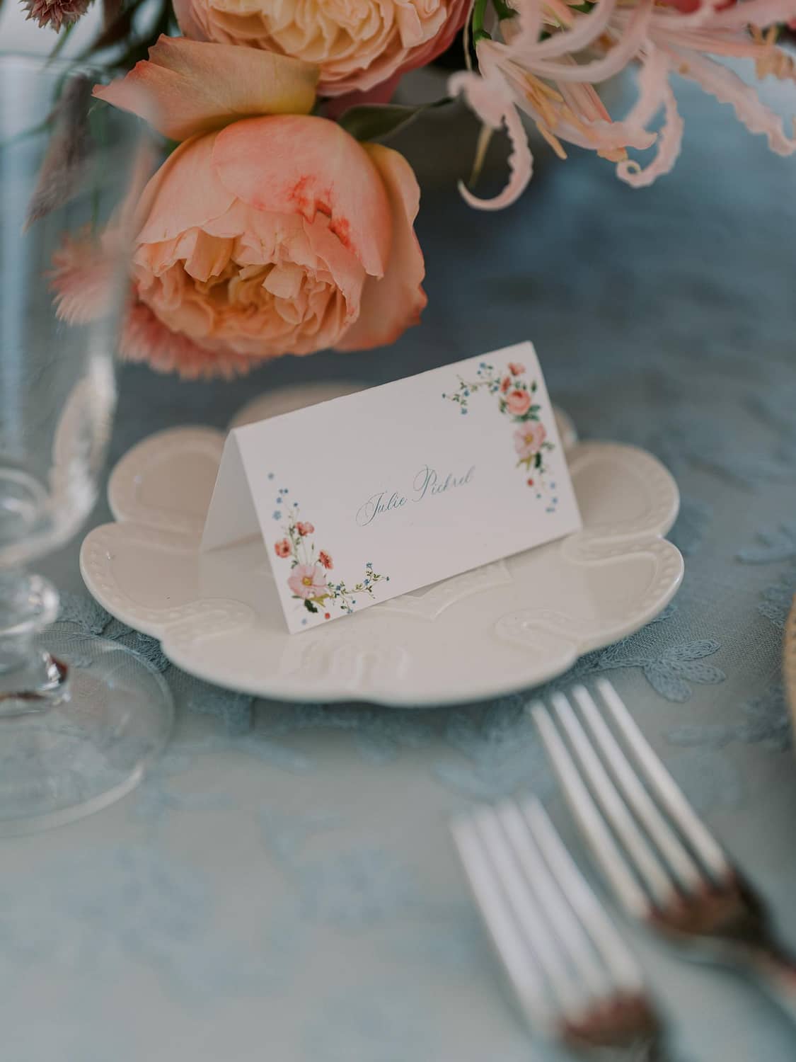 بطاقات اسم طاولة الزفاف