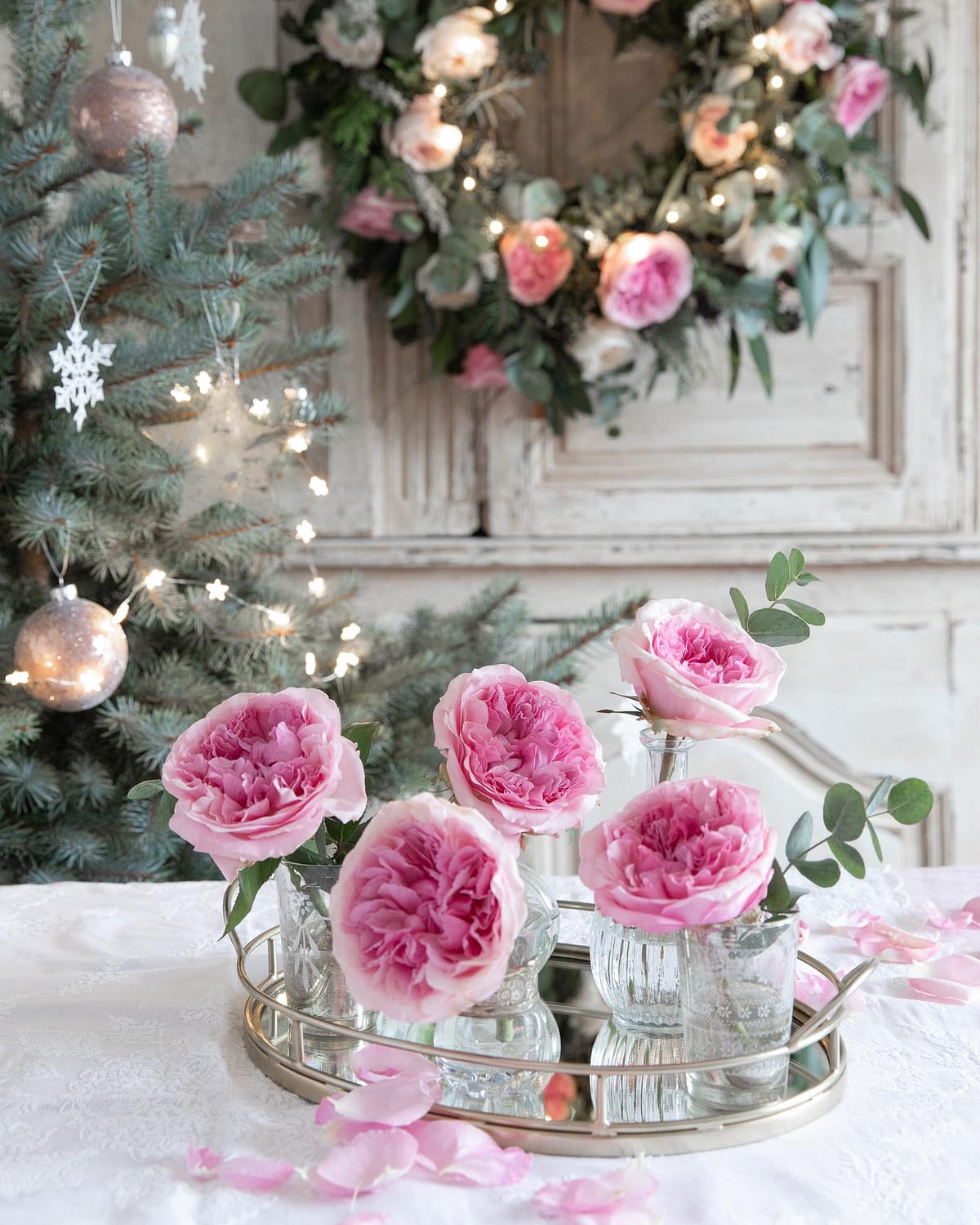 Decorazioni floreali natalizie con rose rosa con ghirlanda