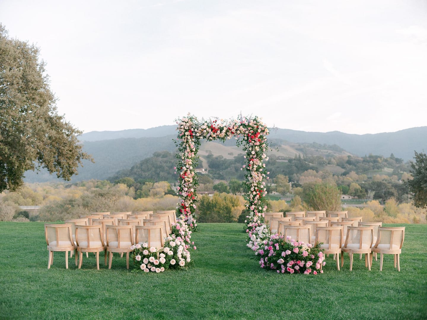 outdoor-wedding-arch