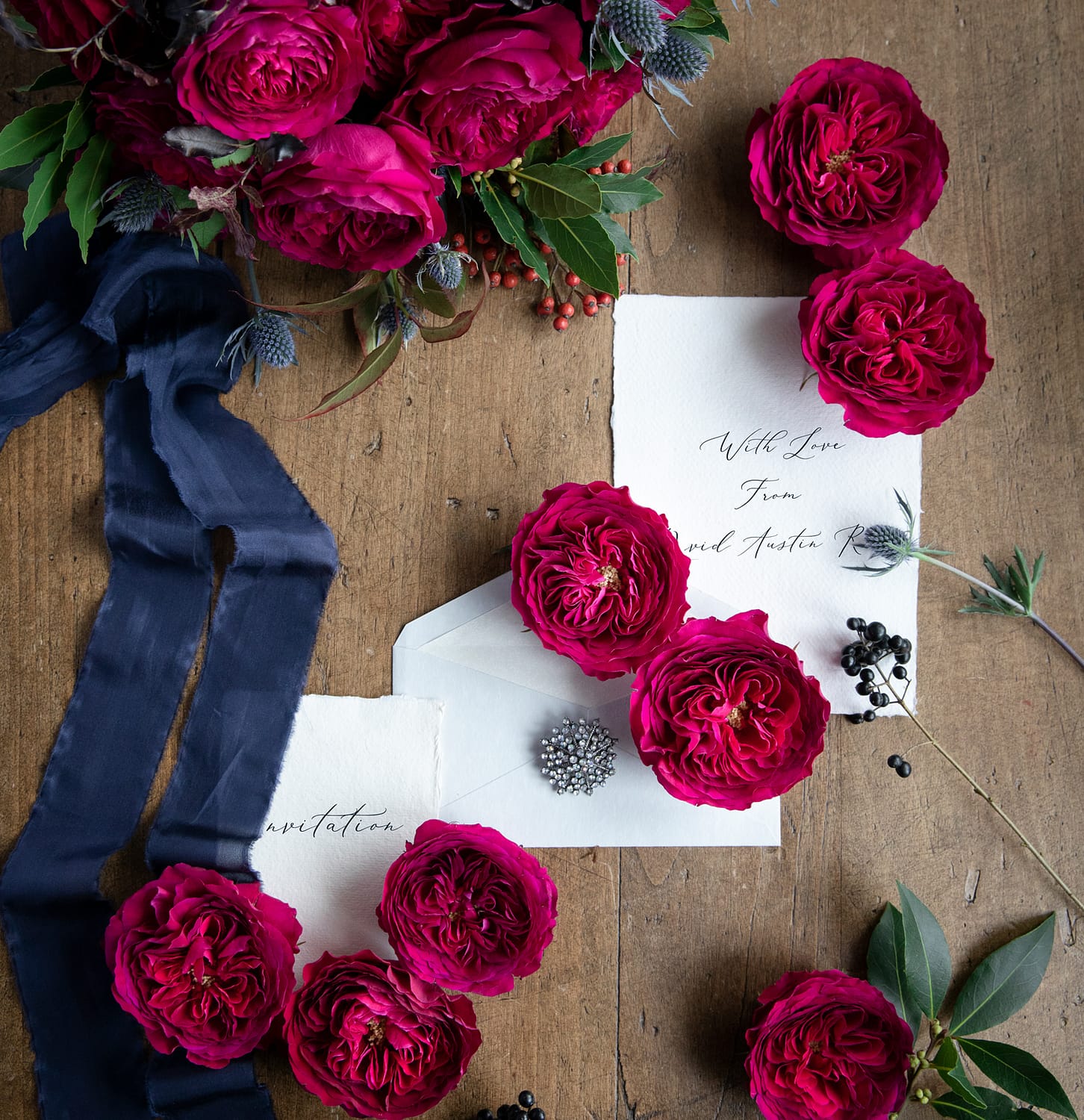 Darcey تصميم دعوة زفاف الورود الحمراء