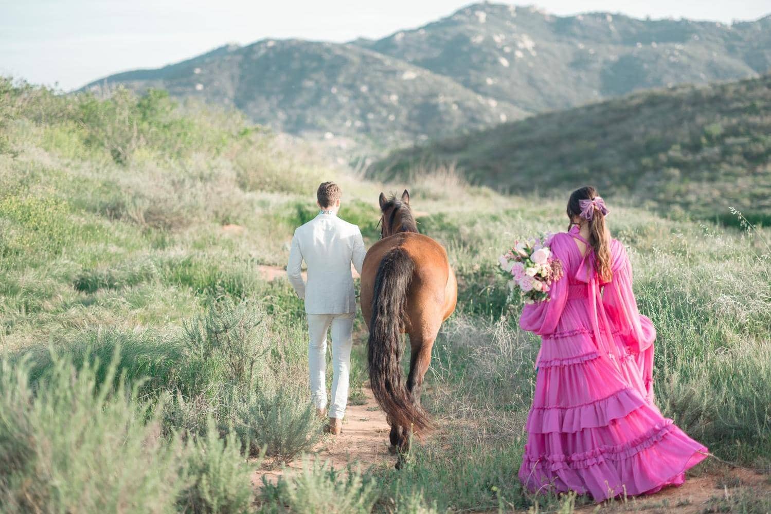 novia y novio con caballo