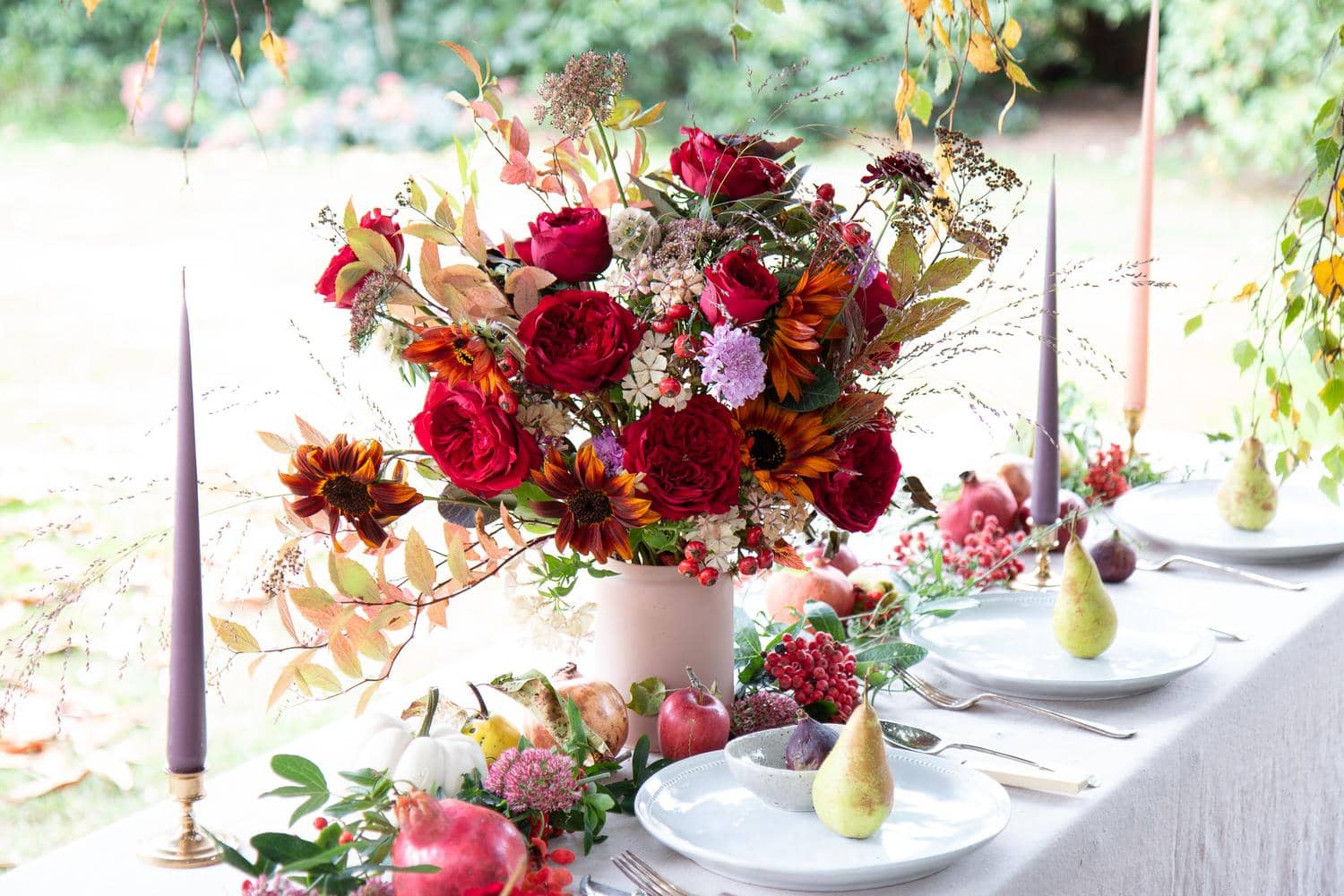 Tess Design della tavola per la celebrazione di matrimoni all'aperto con rose rosse