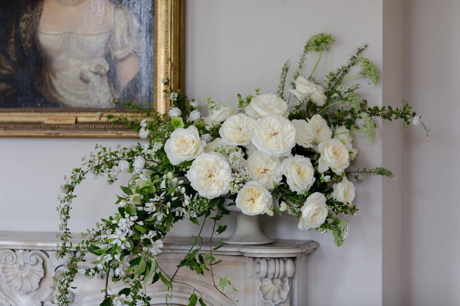 Blanc de luxe Leonora Roses pour l'arrangement d'urne de mariage de luxe