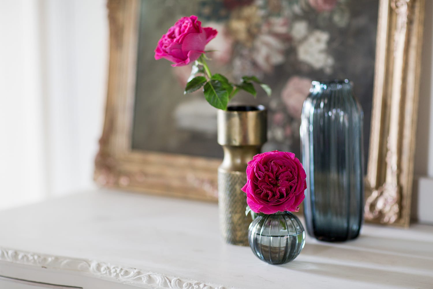 Kate つぼみの花瓶と真鍮の花瓶にローズデビッドオースティンシングルブルーム