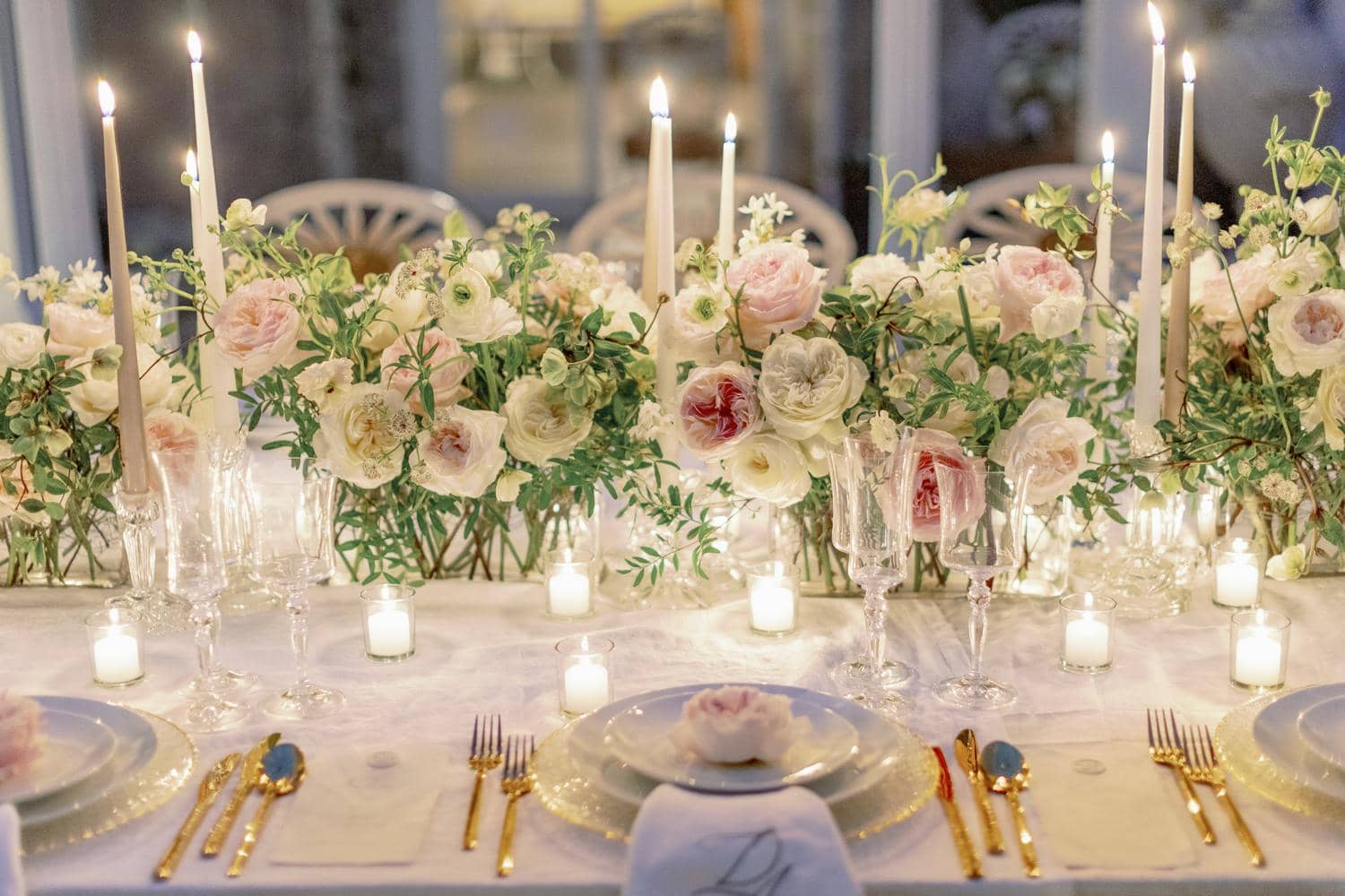 Una gran mesa de boda floral