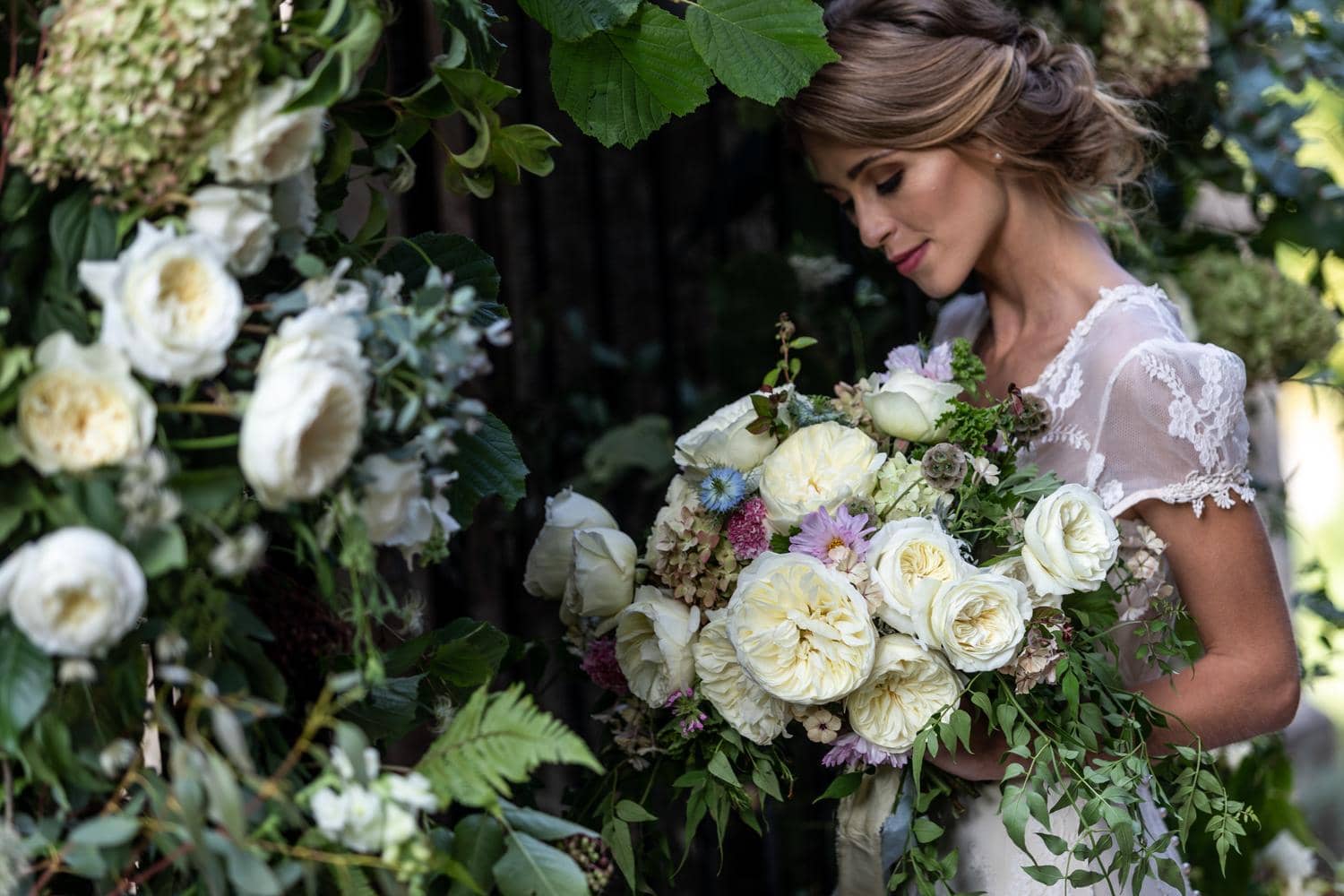 Design per bouquet da sposa con rose bianche