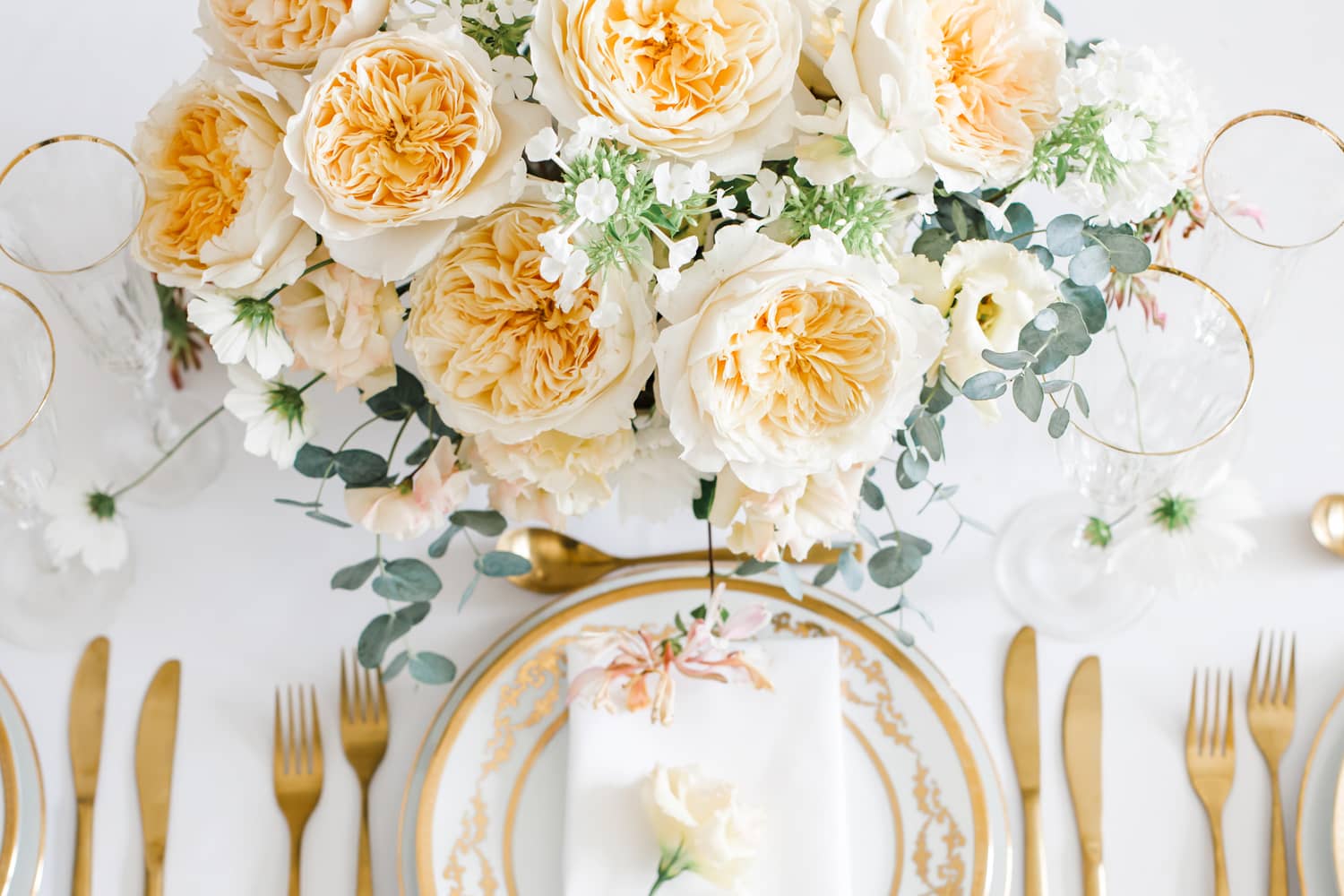 ديفيد أوستن الورود Effie ترتيب طاولة الزفاف