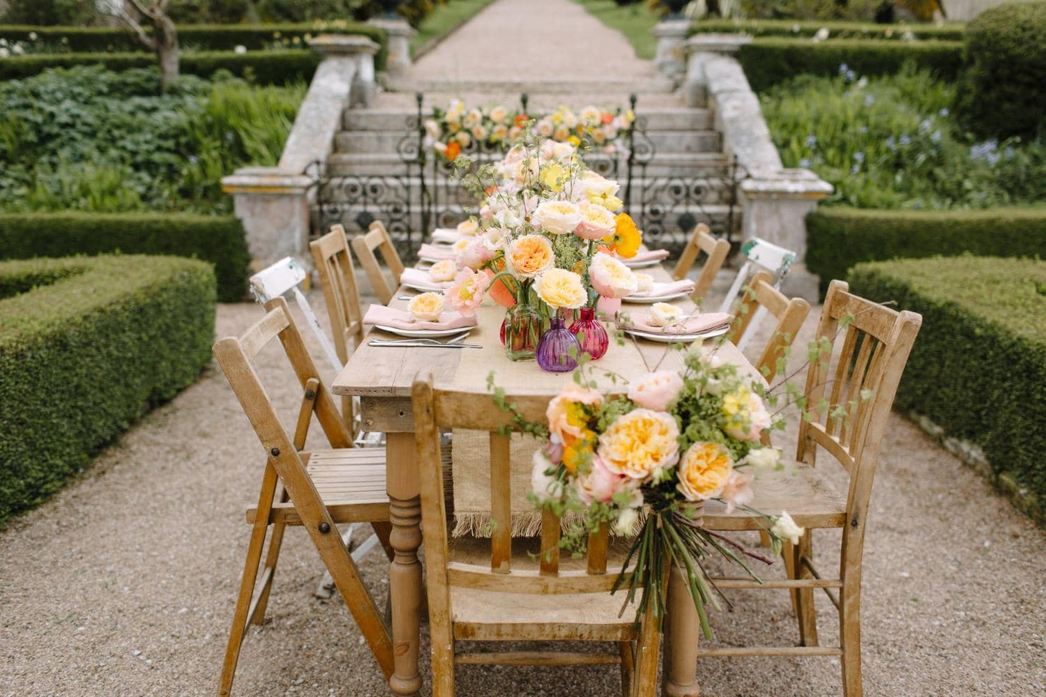 屋外の結婚式の会場のテーブルの装飾