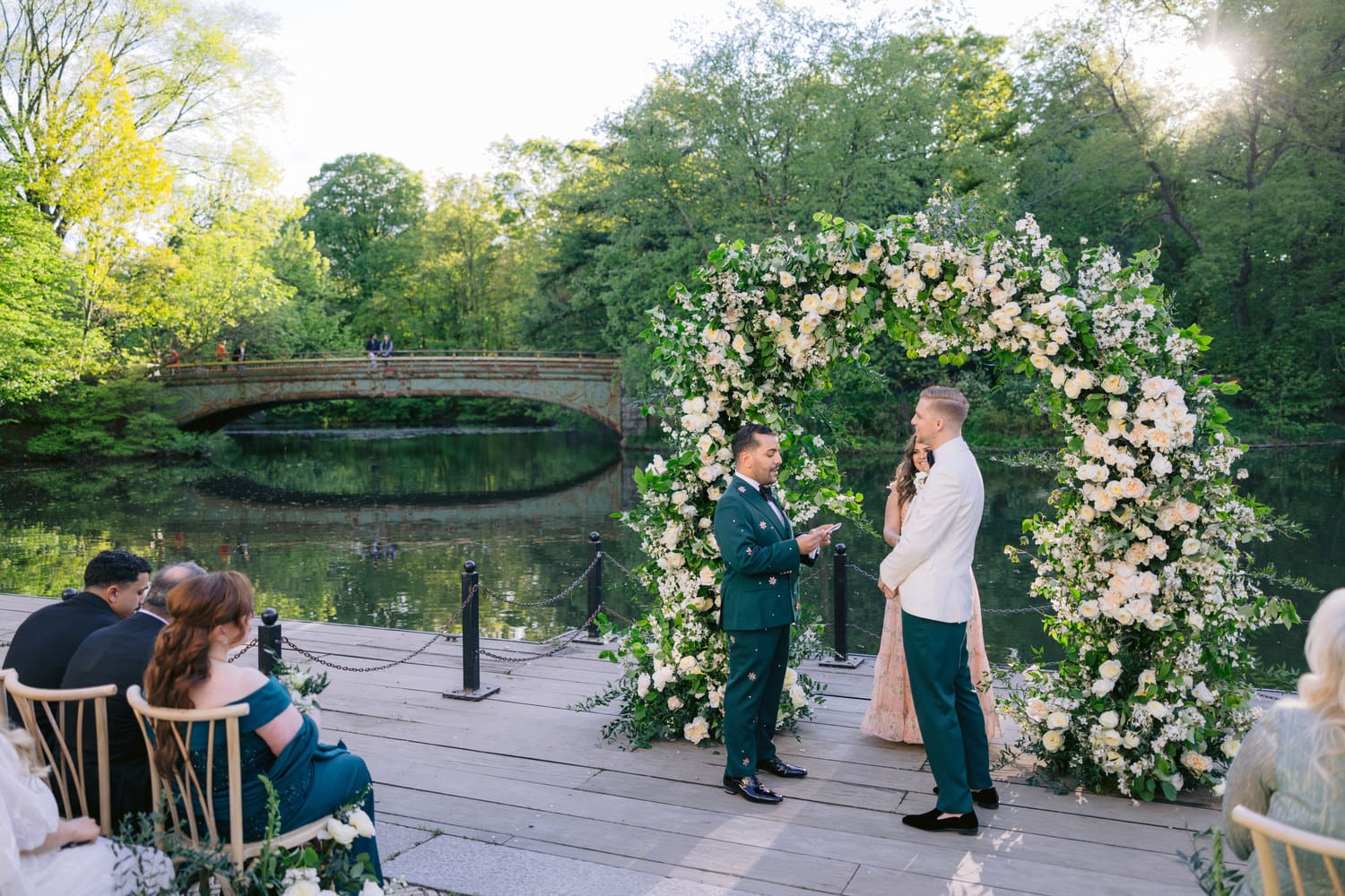 Arche de cérémonie de mariage blanc