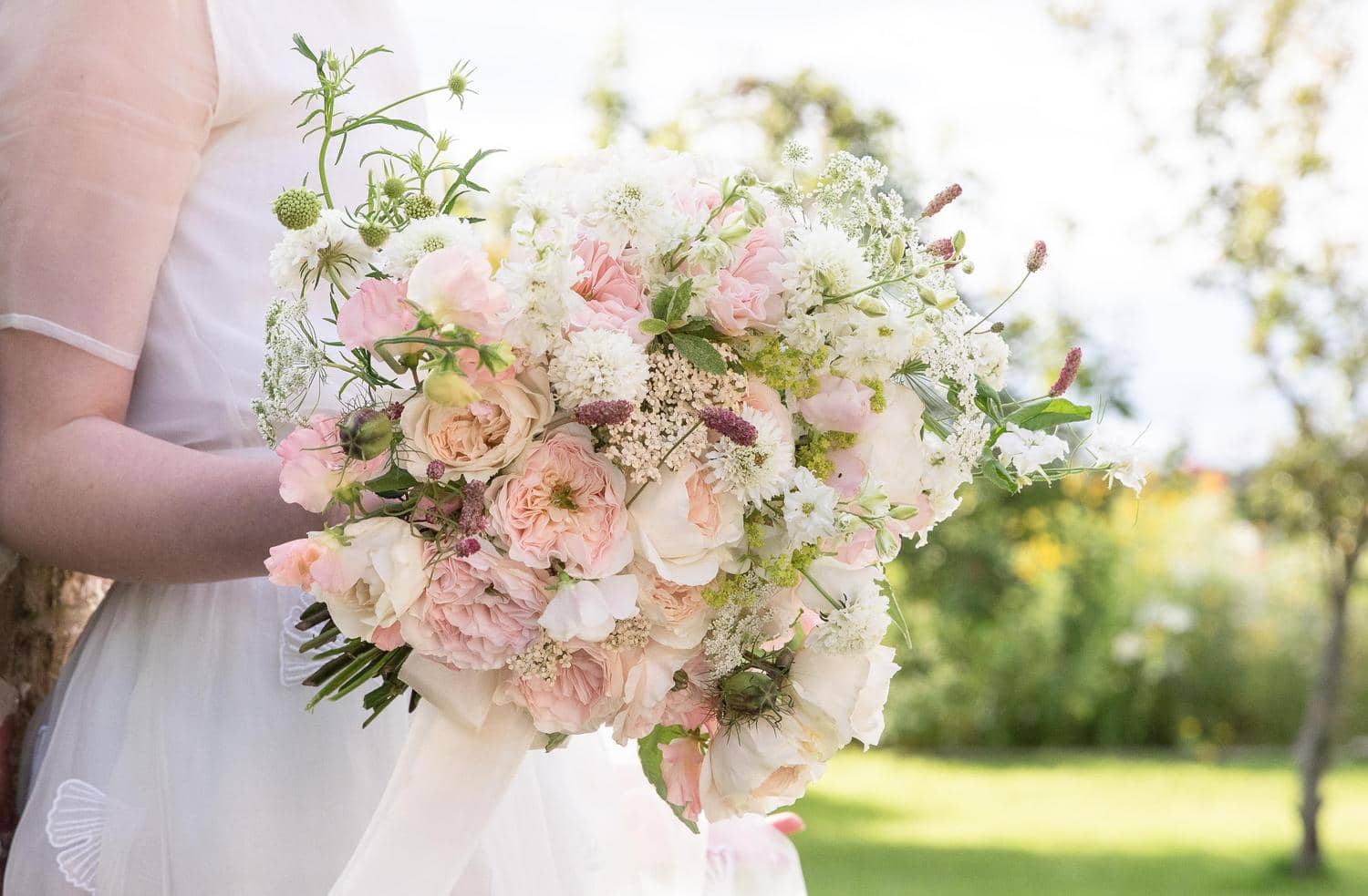 Bouquet da sposa estivo con rose arrossate