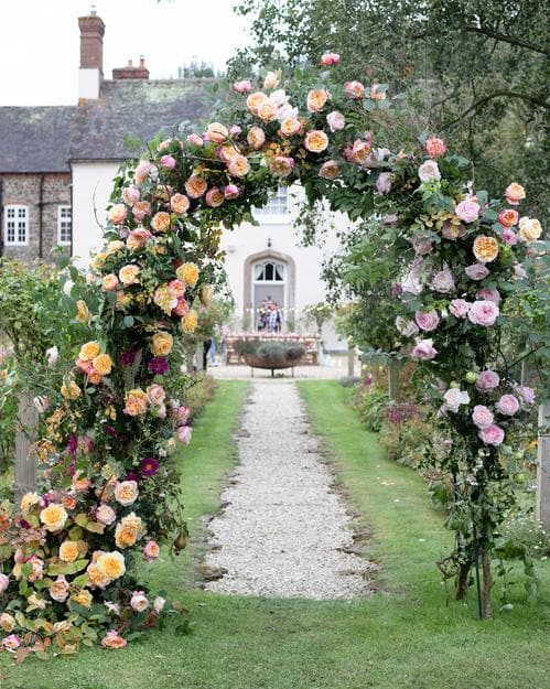 Diseño de arco de rosas de boda de David Austin