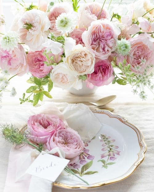 Design da tavolo con rose rosa da sposa