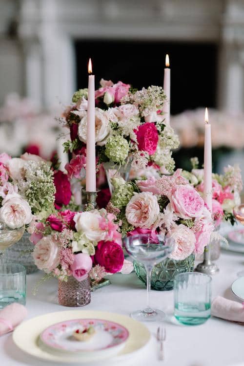 Brautduschendekorationen mit rosa Rosen