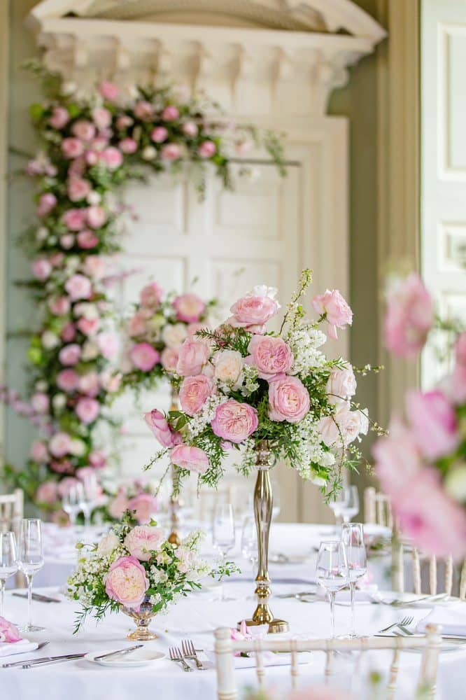 Mesa de invitados de boda arreglos florales 20 rosas