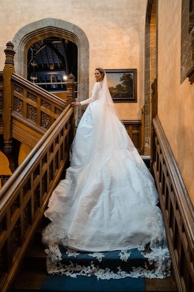 العروس في فستان الزفاف مع الحجاب