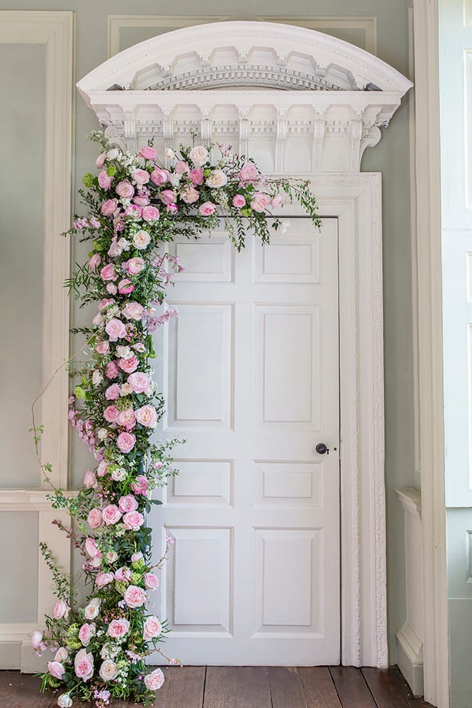 結婚式のドアのアーチ80本のバラ