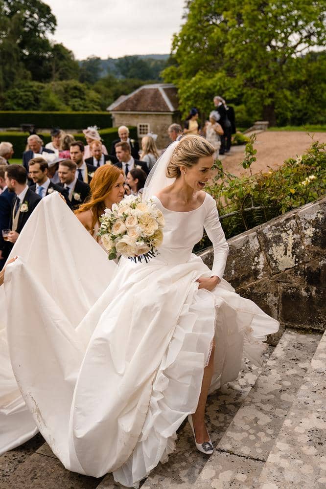 Braut in ihrem Hochzeitskleid