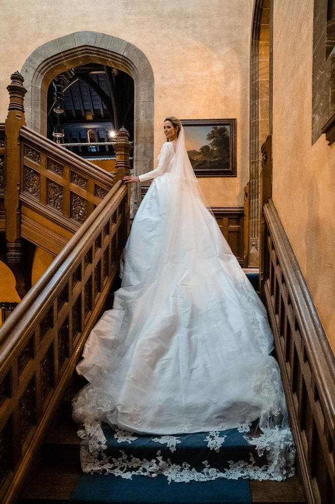 novia en vestido de novia con velo