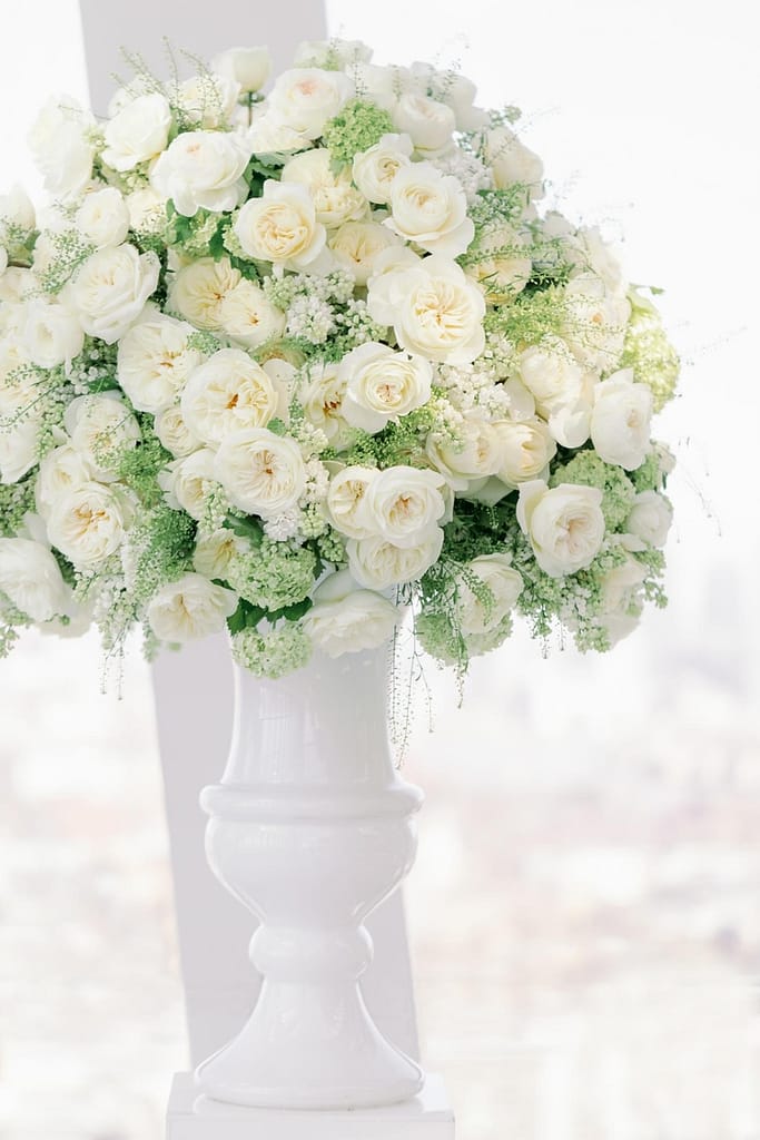 結婚式の壷の白いバラ