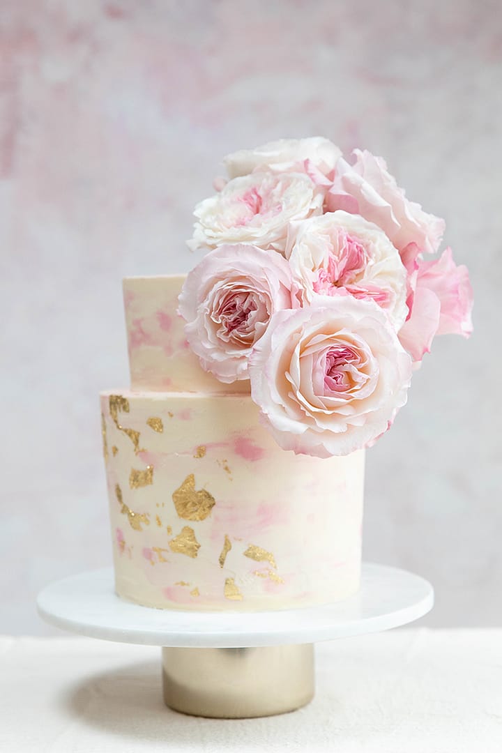 Gâteau de mariage avec des roses roses