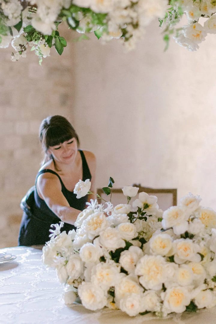 デビッドオースティンローズとの結婚式のアレンジメントをデザインする花屋