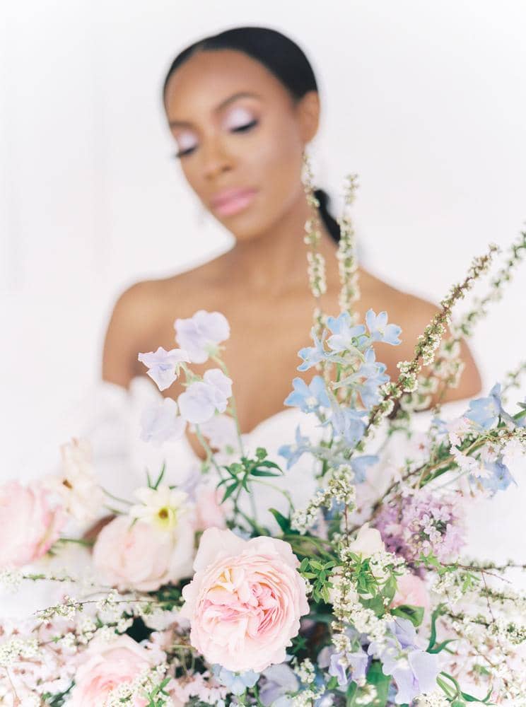 Mariée avec bouquet de mariée rose