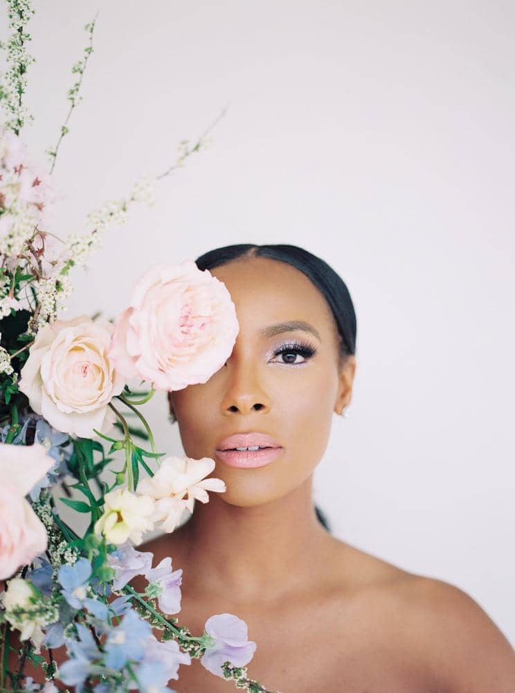 Mariée avec des fleurs de mariage