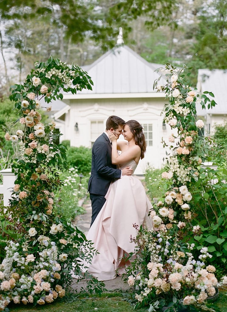 バラと屋外の結婚式のアーチ